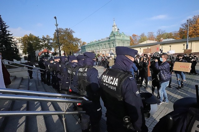 Do incydentu z udziałem policjanta doszło podczas manifestacji ulicznych w Łodzi zorganizowanych przez Strajk Kobiet