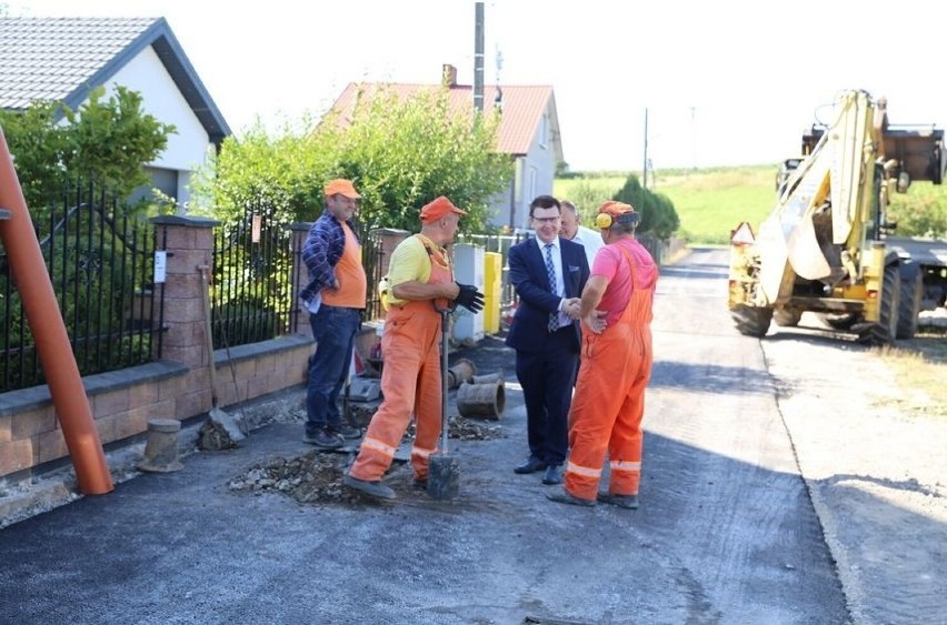 Ekipy remontujące ulice odwiedził prezydent Ostrowca...