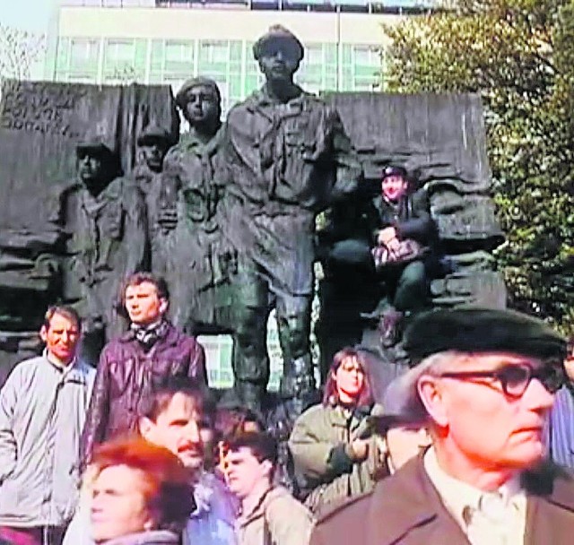 Trzy zdjęcia z trzech śląskich filmów Mistrza. Co to za piękne miejsca?

Pierwszy kadr pochodzi z "Zawróconego", a dokładnie z początkowych scen demonstracji, w środku której znalazł się niezapomniany Tomasz Siwek ("zamieszkały przy ulicy Rewolucji Październikowej pięć, mieszkania dwajścia trzi").