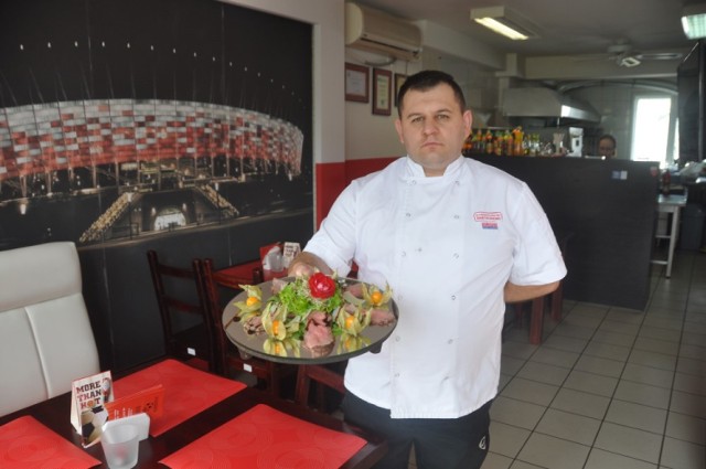 Aż trudno uwierzyć, że niepozorny lokal w niewielkim Goręczynie kryje tak duże bogactwo smaków i zachwyca podniebienia tak wielu osób. Wystarczy powiedzieć, że obecnie jego załoga liczy aż pięciu stałych pracowników i czterech uczniów. Zainteresowanych posiłkami na miejscu, na dowóz i w ramach cateringu z Pizzerii Fifi jest tak wielu, że choć kadra jest liczna, zwłaszcza w weekendy ma ręce pełne roboty. Dość powiedzieć że zamówień  jest tak wiele, że już w październiku zaczynają lepić na święta pierogi z sarniną. Przygotowują ich 2,5 tony! 
-&nbsp;Klientów i pracy mamy naprawdę mnóstwo, to zasługa jakości naszego jedzenia. Wkładamy w nie serce, nie używamy "gotowców", wszystko przygotowujemy od podstaw, na bieżąco i  na świeżo, proponując też przystępne ceny - mówi Sebastian Raulin, właściciel i kucharz w pizzerii. Z gastronomią związany jest od 16 lat, był kucharzem i szefem kuchni w wielu restauracjach i hotelach, a rok temu otworzył swój lokal.  - Kocham gotować, zawsze marzyłem o czymś własnym i w końcu postanowiłem spełnić to marzenie. Zdecydowałem się na pizzerię w niedużej miejscowości, która nie miała restauracji czy baru. To był strzał w dziesiątkę.

Lokal przyciąga smakiem i całą gamą różnorodnych propozycji. Koniecznie zajrzeć tu muszą miłośnicy dziczyzny - cały czas w karcie znajdują się wspomniane pierogi z sarniną, niekiedy w weekendy, a zawsze w ramach cateringu skosztować można carpaccio z jelenia. Niemal co tydzień na różne uroczystości ktoś zamawia pieczonego dzika, który na imprezie jest wwożony w płomieniach, a następnie podawany z dwoma sosami. 

Klienci często sięgają też m.in. po hamburgery z przygotowywanym w lokalu mięsem wołowo - wieprzowym, sałatkę z grillowanym kurczakiem i ananasem czy Kubełek "Małego", kryjący w sobie skrzydełka, stripsy, frytki i sosy.