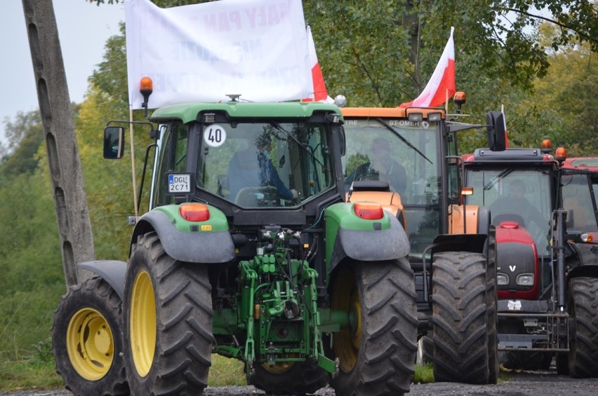 Rolniczy protest na ulicach miasta i DK 12, na odcinku Głogów - Wschowa. Utrudnienia dla kierowców. Zdjęcia