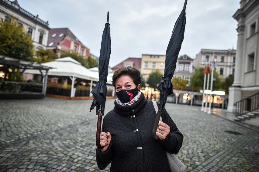 Leszno. Strajk kobiet - protest przeciwko zakazowi aborcji przeszedł pod siedzibę PiS w Lesznie [ZDJĘCIA i FILM]