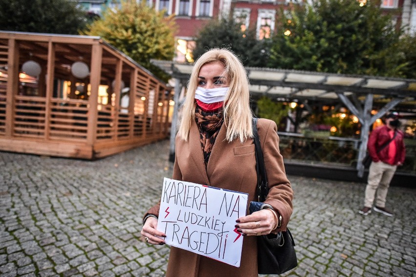 Leszno. Strajk kobiet - protest przeciwko zakazowi aborcji przeszedł pod siedzibę PiS w Lesznie [ZDJĘCIA i FILM]