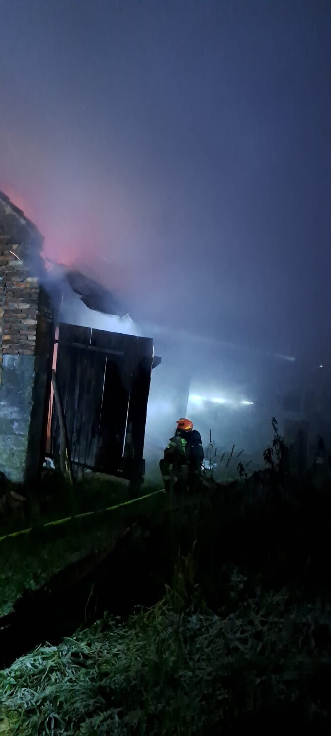 Strzeszyn. Pożar drewnianego budynku. Na miejscu akcję ratunkową prowadziło kilkudziesięciu strażaków 