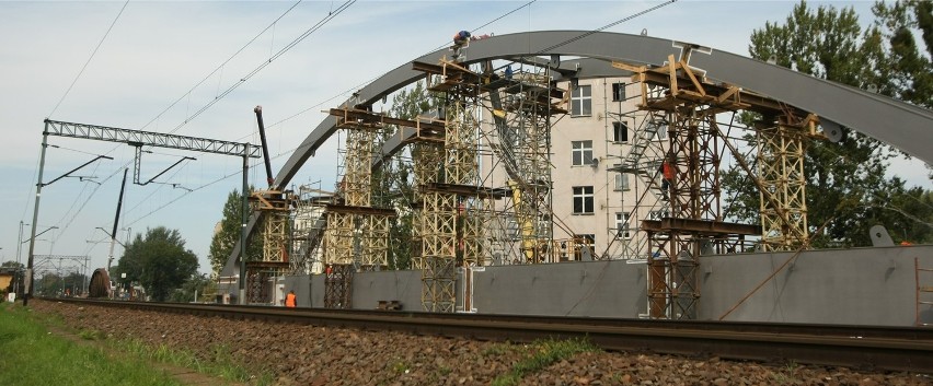 Nowe przęsło wiaduktu nad Grabiszyńską waży kilkaset ton (ZDJĘCIA)