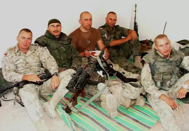 W kwietniu 2004 r. Grzegorz Kaliciak razem z 40 zwiadowcami z Międzyrzecza i plutonem specjalsów z Bułgarii przez trzy dni bronił ratusza w irackim mieście Karbala.