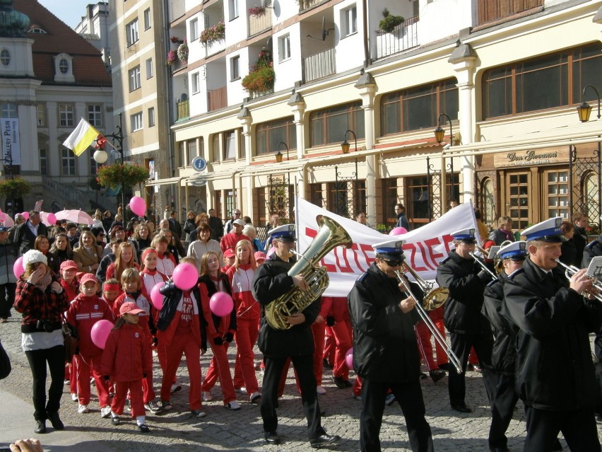 Uczestników marszu prowadziła Orkiestra Komendy Wojewódzkiej...