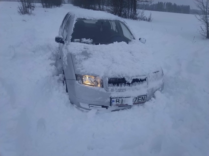 Dramatyczne sceny pod Krynkami. Samochody toną w śniegu, bo pługi przegrywają z naturą 