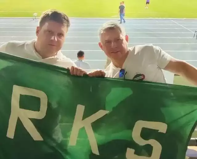 Bracia Bartosz i Przemysław Bednarczykowie z dumą wymachiwali na meczu Radomiak - Legia historyczną flagą Radomiaka.