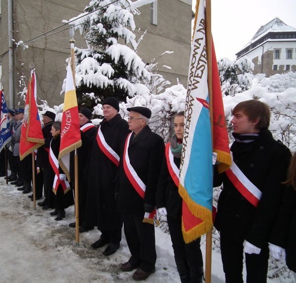 Po części oficjalnej złożono kwiaty oraz zapalono znicze...