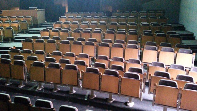 W sali widowiskowej WCK zamontowano nowe fotele