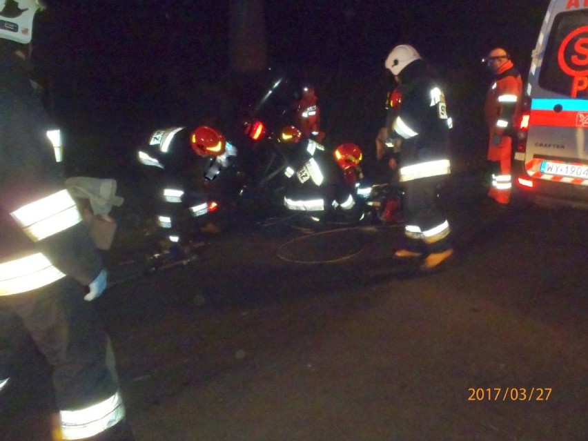 Wypadek w Trzaskowicach - samochód uderzył w drzewo