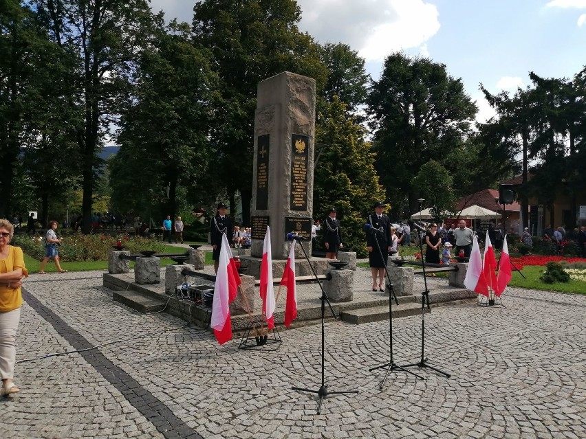 Święto Wojska Polskiego w Ustroniu: uroczysty przemarsz pod pomnik i złożenie kwiatów (ZDJĘCIA)