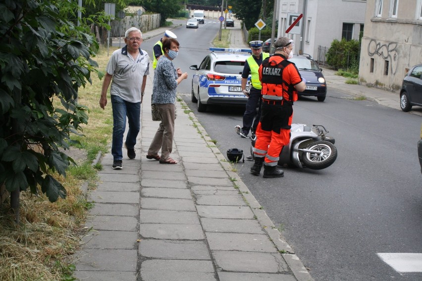 Gniezno: zdarzenie drogowe przy ulicy Jeziornej. Kierowca skutera został przetransportowany do szpitala