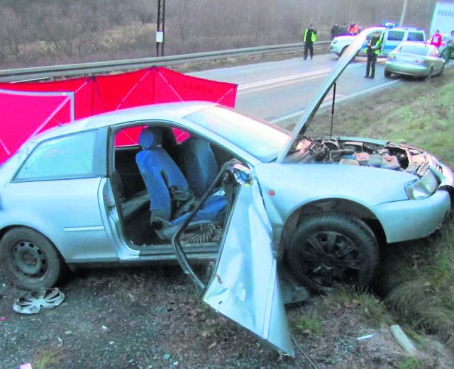 Audi, którym jechały 18-latki, najpierw uderzyło w barierę ochronną przy drodze 977, potem dachowało na wzniesieniu.