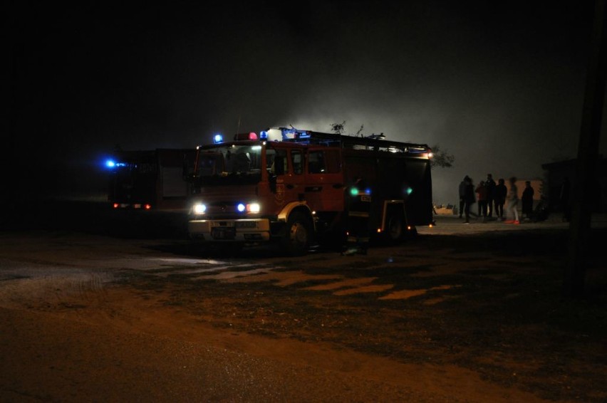 Pożar w Boreczku - strażacy walczą z pożarem balotów - 8...