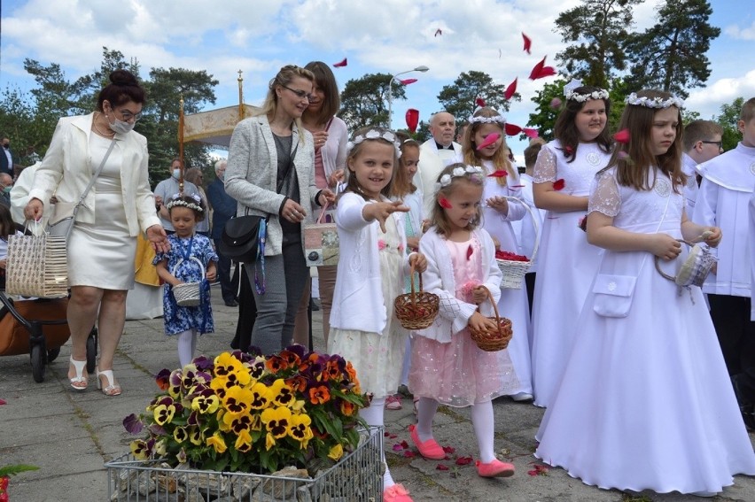 Dziewczynki sypały kwiaty na procesji Bożego Ciała