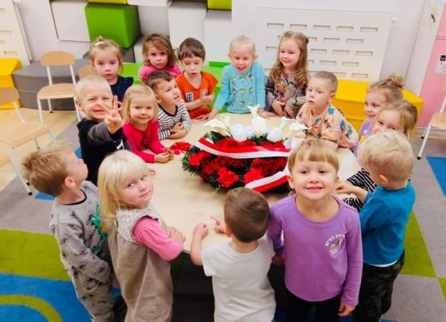 Dzieci z Dwujęzycznego Przedszkola Happy Kids w Opatowie przygotowały wiązanki na Święto Niepodległości.