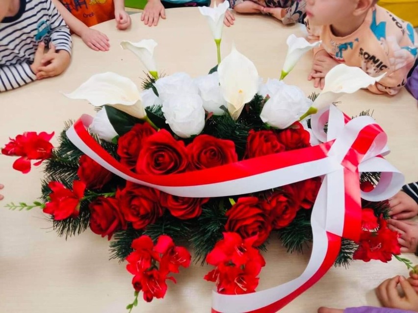 Dzieci z Dwujęzycznego Przedszkola Happy Kids w Opatowie przygotowały wiązanki na Święto Niepodległości. Zobacz zdjęcia