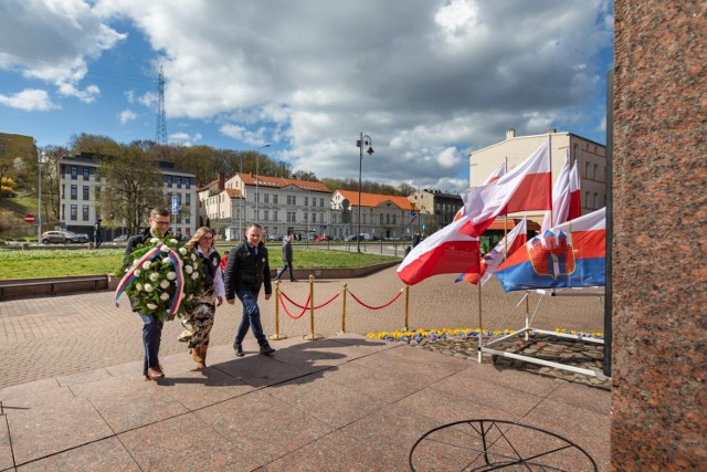 W 676. rocznicę nadania praw miejskich Bydgoszczy kwiaty pod pomnikiem króla Kazimierza Wielkiego złożył wiceprezydent Bydgoszczy Michał Sztybel, Monika Matowska, Przewodnicząca Rady Miasta Bydgoszczy i Łukasz Krupa, dyr. Biura Promocji i Współpracy z Zagranicą UMB.