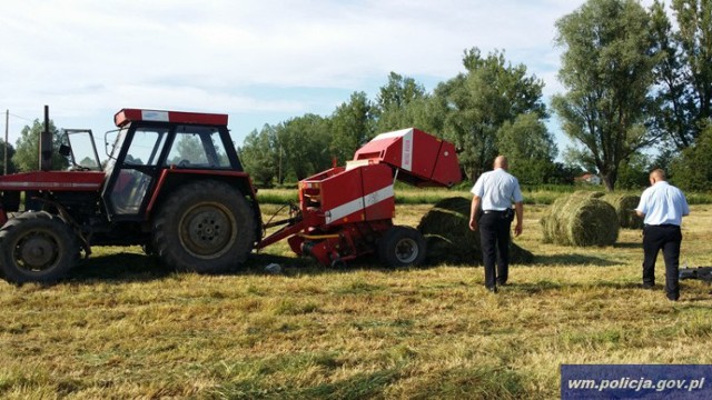 Z relacji 35-letniego ojca wynika, że mężczyzna wyłączył sprzęt i pojechał po paliwo do sąsiedniej miejscowości. Kiedy wrócił ciągnik był włączony, a ciało syna znajdowało się w prasie. Przybyły na miejsce zdarzenia lekarz stwierdził zgon.