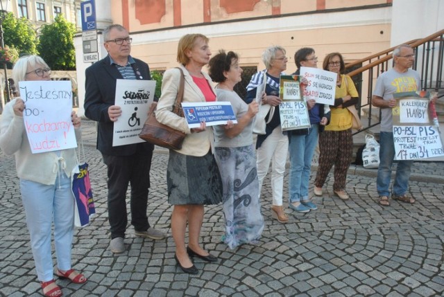 Pikieta poparcia dla rodziców osób niepełnosprawnych w Lesznie