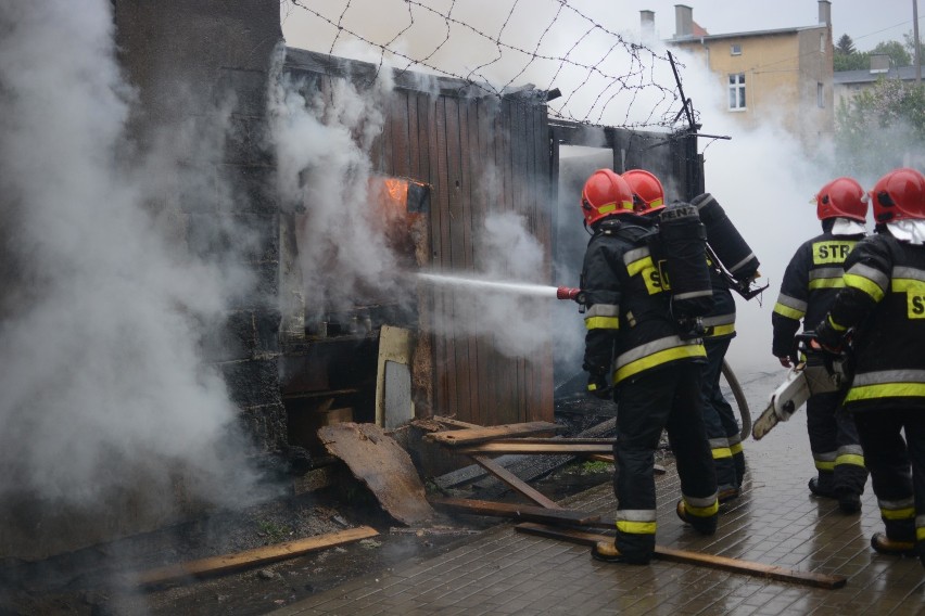 Trzy drewniane garaże płonęły na ul. Fortecznej w Grudziądzu [wideo, zdjęcia]