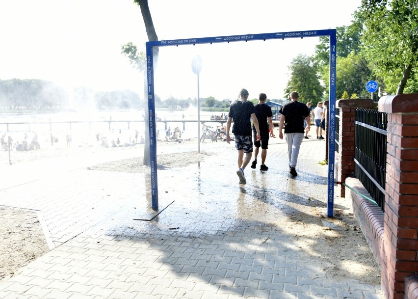 Gorący początek weekendu w Radomiu. Nad zalewem na Borkach ochłody szukało wielu mieszkańców miasta. Zobacz zdjęcia
