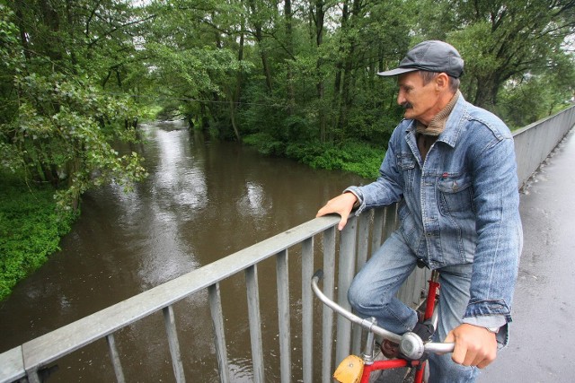 Mieszkańcy na rzekę patrzą z niepokojem