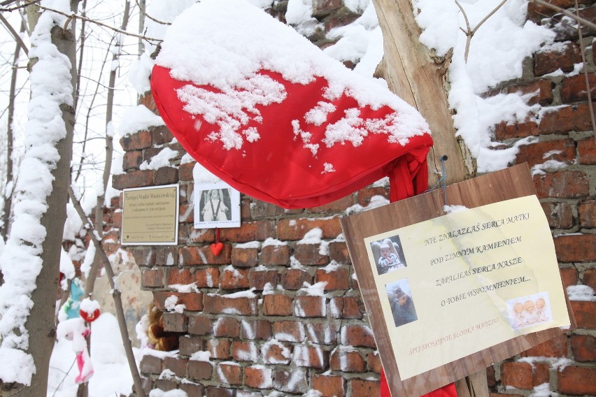 Tablica pamiątkowa w miejscu ukrycia ciała Madzi w Sosnowcu wzbudza kontrowersje