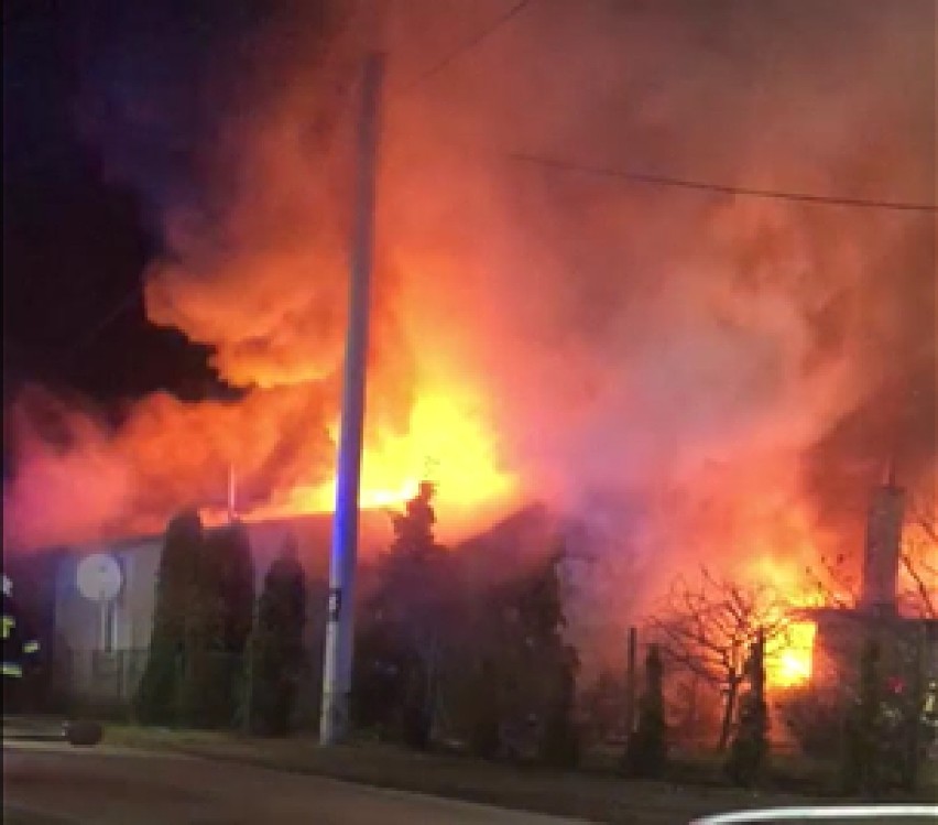 Duży pożar domu w miejscowości Dobre Kolonia. Strażacy walczą z ogniem [zdjęcia, wideo]