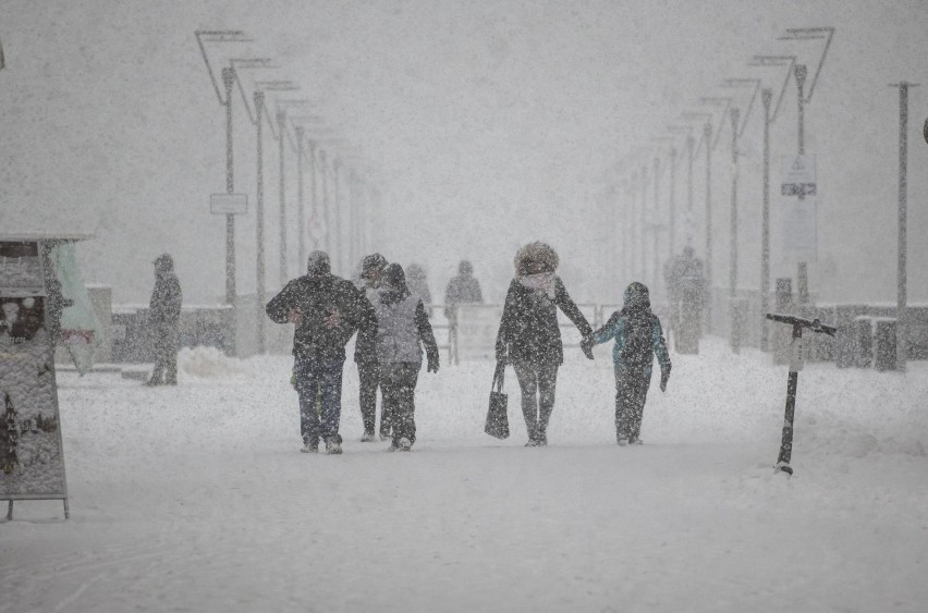 Kołobrzeg i arktyczne klimaty na molo - śnieg i mróz potrafią oczarować