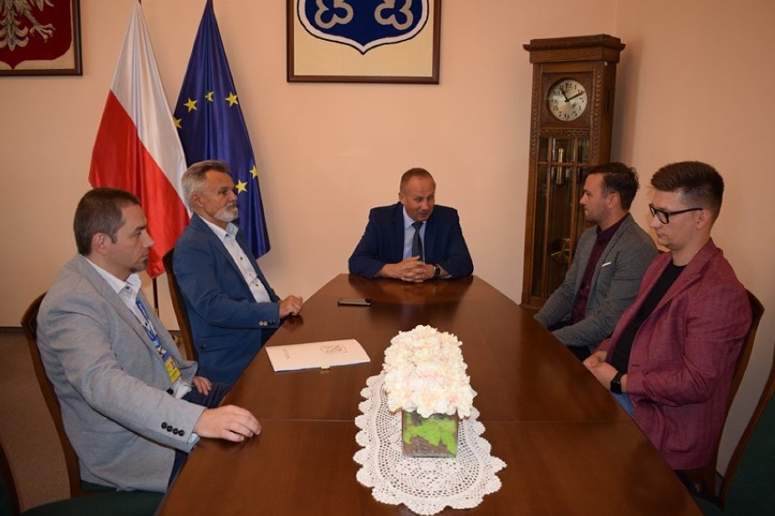 KROTOSZYN: Burmistrz Krotoszyna podpisał umowę na budowę ulic na Parcelkach [ZDJĘCIA]