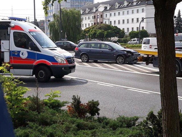 Na szczęście nikomu nic się nie stało, a na miejscu nie powinno już być utrudnień. W czwartek przed godziną 13 na rondzie Jagiellonów zderzyły się dwa samochody osobowe. 

Jak wynika ze wstępnych ustaleń policji, kierowca citroena wymusił pierwszeństwo i uderzył w opla. Kierowcy byli trzeźwi. 

Policjanci ustalają dokładny przebieg zdarzenia. 


Zobacz również: FLESZ: Jak nie zatruć się grzybami

