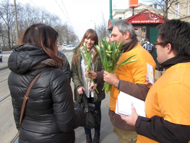 Dzień Kobiet w Poznaniu - Wolontariusze Stowarzyszenia "Na Tak" rozdawali tulipany