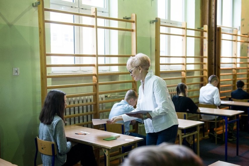 O godzinie 9 w toruńskich szkołach rozpoczął się egzamin...