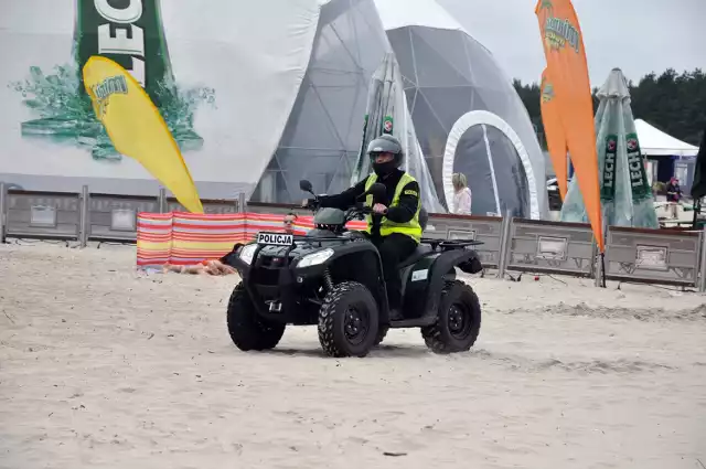 Policjanci na quadach patrolują ustecką plażę