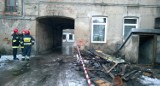 Pożar w domku jednorodzinnym w Szubinie. Dwie osoby trafiły do szpitala