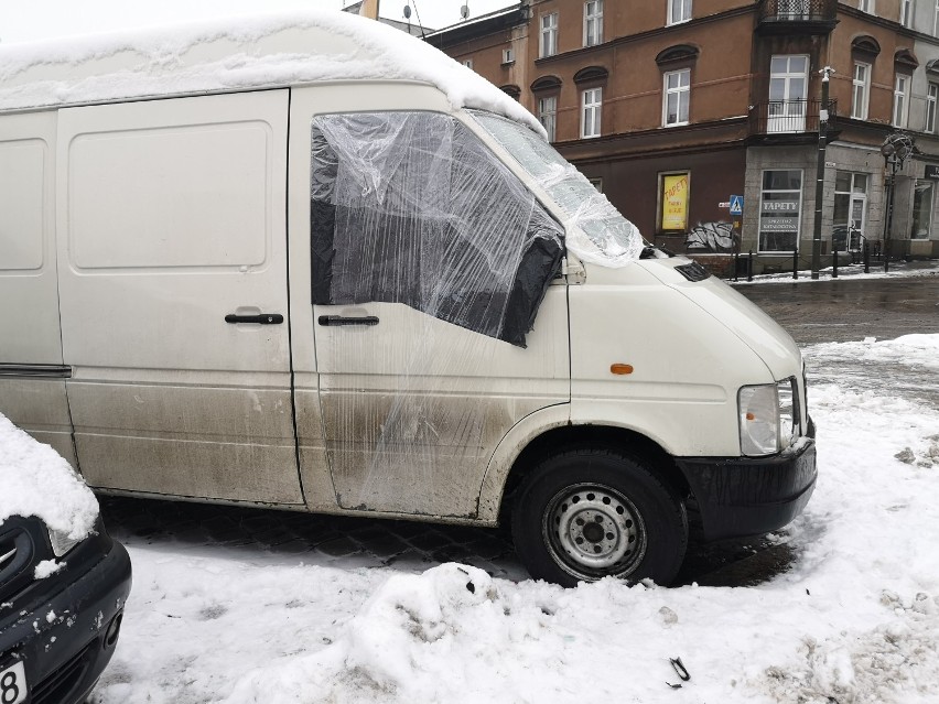 W Grudziądzu zniszczono dwa samochody. Policja szuka sprawcy