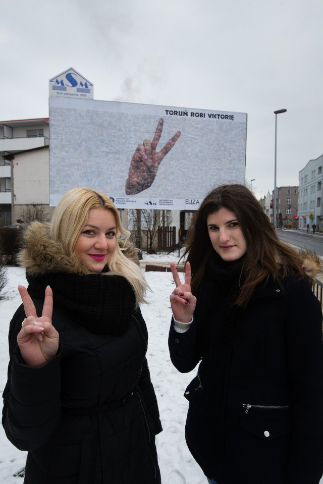 Studentki WNP UMK w grudniu rozpoczęły realizację Projektu Victoria. Udało się. W sobotę na ul. Podgórnej 15 stanął billboard złożony ze zdjęć osób prawidłowo wykonujących znak Victorii. Na zdj. Martyna Nierychlewska (po lewej) i Eliza Piekarska.