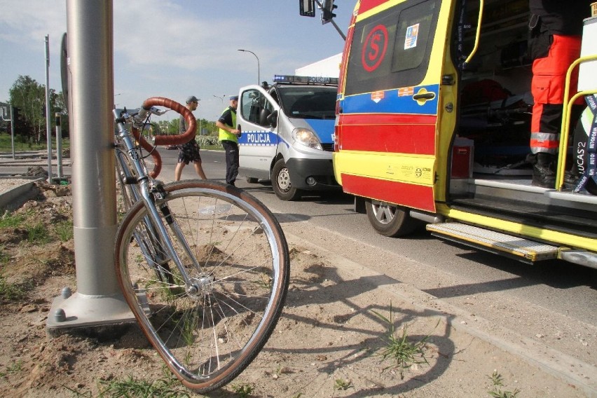 Wypadek na skrzyżowaniu w Kielcach. Zderzyły się auto i rower