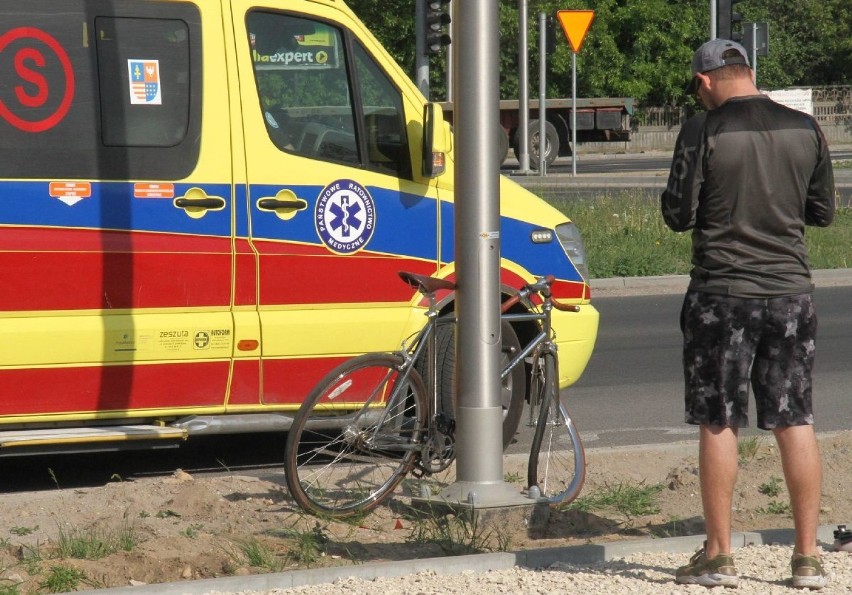 Wypadek na skrzyżowaniu w Kielcach. Zderzyły się auto i rower