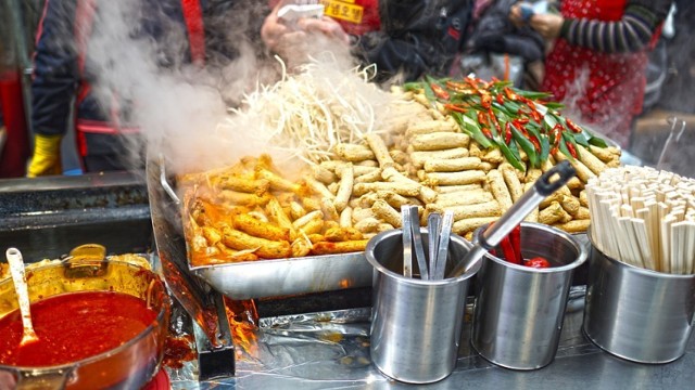 Co powiecie na Festiwal Azjatycki? 
Dymiące tajskie stragany, świeże japońskie sushi czy indyjska aromatyczna pakora? A może gruzińskie chaczapuri czy libański tabbouleh? Wisła zapachnie trawą cytrynową, imbirem i ostrym chilli. Będzie marynowana rzepa i czarny sezam, domowe curry z chrupiącymi warzywami i świeżą kolendrą, zupa pho i vietnamskie kanapki bahn mi – zapewniają organizatorzy. 

Nie zabraknie również dań kuchni koreańskiej oraz malezyjskiej jak i naturalnych azjatyckich kosmetyków.

Wstęp jest bezpłatny. 

Kiedy i gdzie? 
7-8 lipca 2018 r., Pomost 511 (bulwar Flotylli Wiślanej), godz. 12-19.