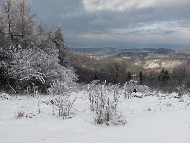 Szczyty Beskidu Małego
Najwyższe szczytu części zachodniej Beskidu Małego (grupa Magurki Wilkowickiej) to: Czupel (930 m), Magurka Wilkowicka (909 m), Groniczki (839 m), Chrobacza Łąka (828 m), Gaiki (808 m), Łysa Góra (653 m).
W części wschodniej jest: Łamana Skała (929 m), Leskowiec (922 m), Groń Jana Pawła II (890 m), Wielki Gibasów Groń (890 m), Smrekowica (885 m), Kocierz (884 m), Potrójna (883 m) (883 m), Na Beskidzie (863 m), Jaworzyna (861 m) – Wielka Cisowa Grapa (853 m), Potrójna (847 m), Jawornica (830 m), Beskid (826 m), Magurka Ponikiewska (820 m), Gancarz (802 m), Bukowski Groń (767 m).