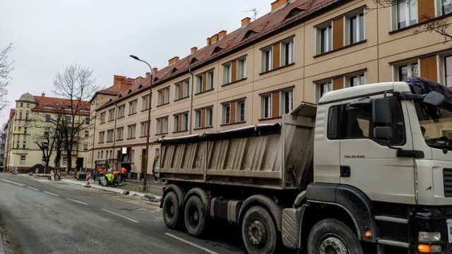 Opole. Postępują prace wzdłuż ulicy 1 Maja. Drogowcy zabrali się za kolejny odcinek chodnika. Możliwe utrudnienia