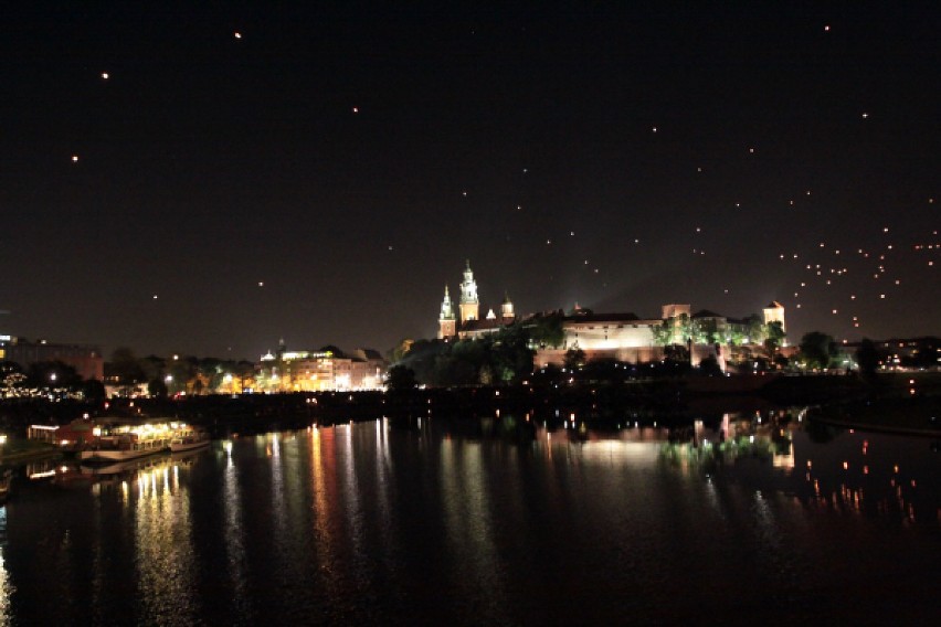 Prawie 5 tysięcy lampionów rozświetliło niebo nad Krakowem 1...