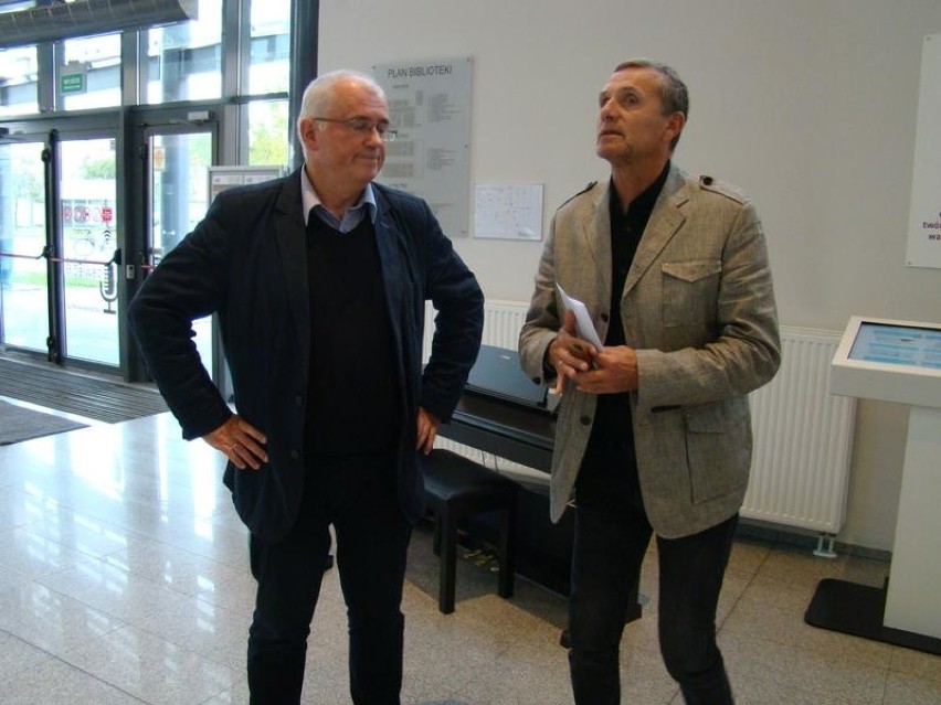 Dyrektor biblioteki Leszek Palus (od lewej) i starosta...