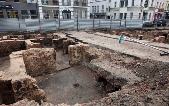 Przez ponad 60 lat Hünerbein Straße przysłaniała ziemia. Widać, jak blisko stały obok niej kamieniczki, tworząc urokliwą uliczkę.