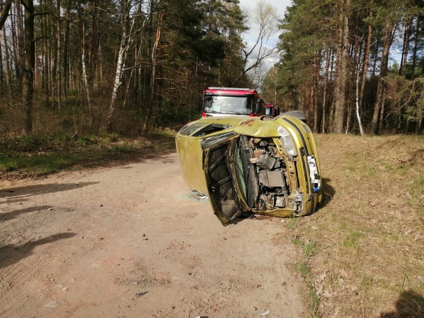 Wypadek w Wałdowie Szlacheckim. Samochód dachował, kierowca uciekł [zdjęcia]