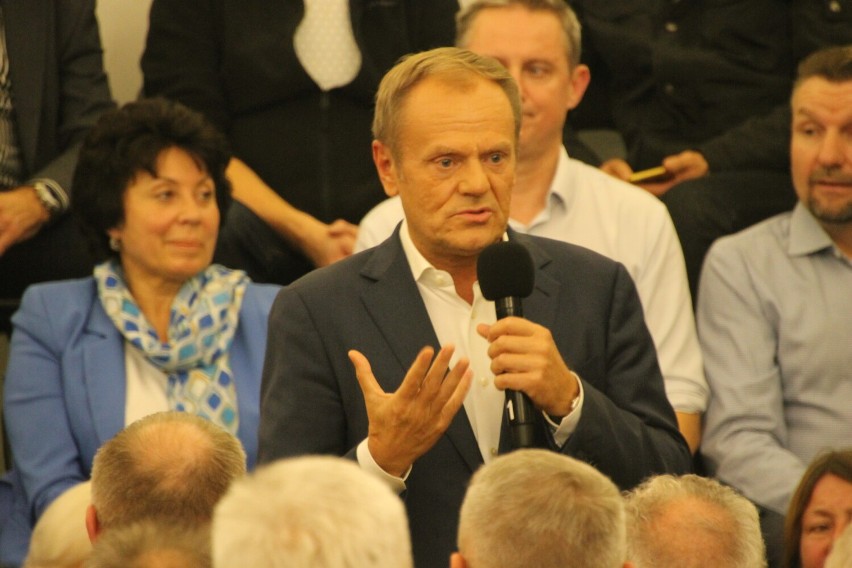 Donald Tusk w Ostrowie: Oni wiedzą, że już, że przegrali. Tylko myślą, że mimo przegranej nie dadzą się oderwać od koryta [ZDJĘCIA]